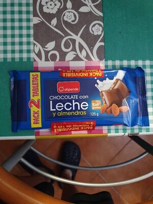 Chocolate with Leche and Almonds Chocolate con leche y almendras