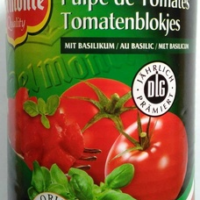 Fein gehackte Tomaten mit Basilikum
