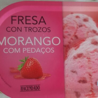 Helado fresas con trozos