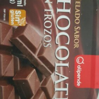 Helado sabor chocolate con trozos