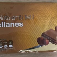 Xocolata amb llet amb avellanes