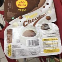 Yogurt with Chocobolas Yogur con Chocobolas