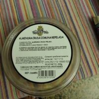 Almond cruda comuna repelada