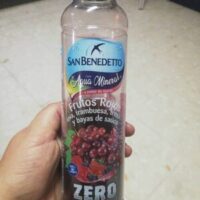 Water mineral and zumo from Fruits Red
