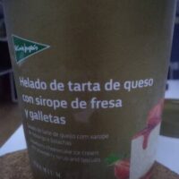 Helado from Tarta from Cheese with Syrup Strawberry and galletas Dish