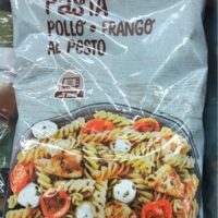 Pasta pollo frango pesto