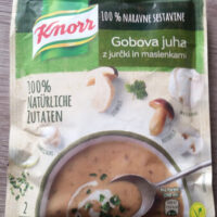 Gobova juha z jurčki in maslenkami