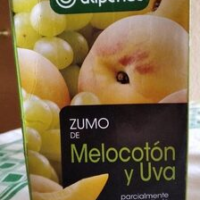 zumo de melocotón y uva
